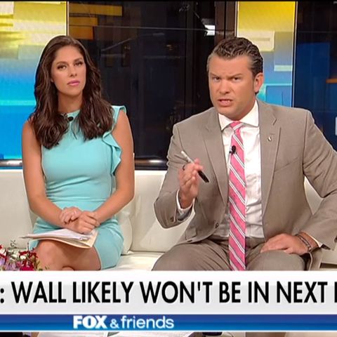 Das Moderatoren-Team von "Fox & Friends" macht dem US-Präsidenten öfter Vorschläge - wie hier Pete Hegseth (r.) Trump den Shutdown vorschlägt