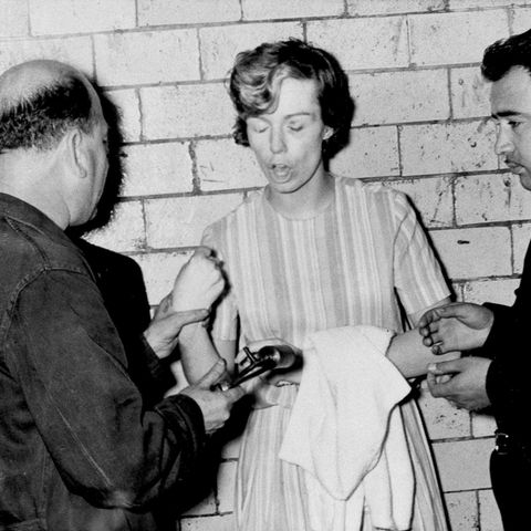 Sharon Kinne wehrt sich nach ihrer Festnahme in Mexiko im September 1964 dagegen, dass ihre Fingerabdrücke genommen werden