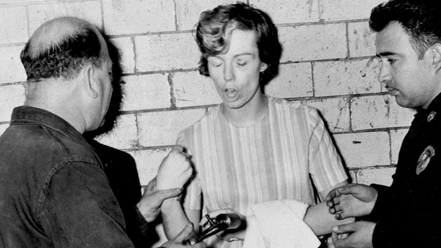 Sharon Kinne wehrt sich nach ihrer Festnahme in Mexiko im September 1964 dagegen, dass ihre Fingerabdrücke genommen werden