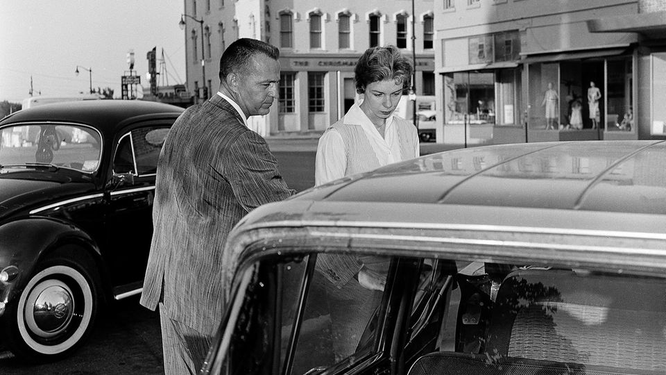 Nach dem Mord an Patricia Jones gerät die 20-jährige Sharon Kinne 1960 in den Fokus der Ermittler