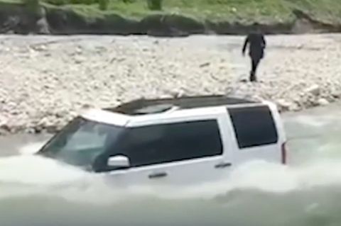 Überfluteter SUV: Mann will sich die Waschanlage sparen - doch das ist keine gute Idee