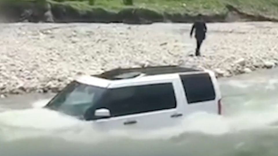Überfluteter SUV: Mann will sich die Waschanlage sparen - doch das ist keine gute Idee