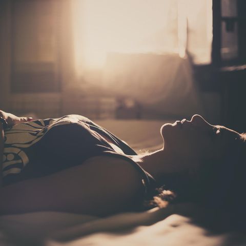 Burn-out - Frau liegt auf dem Bett