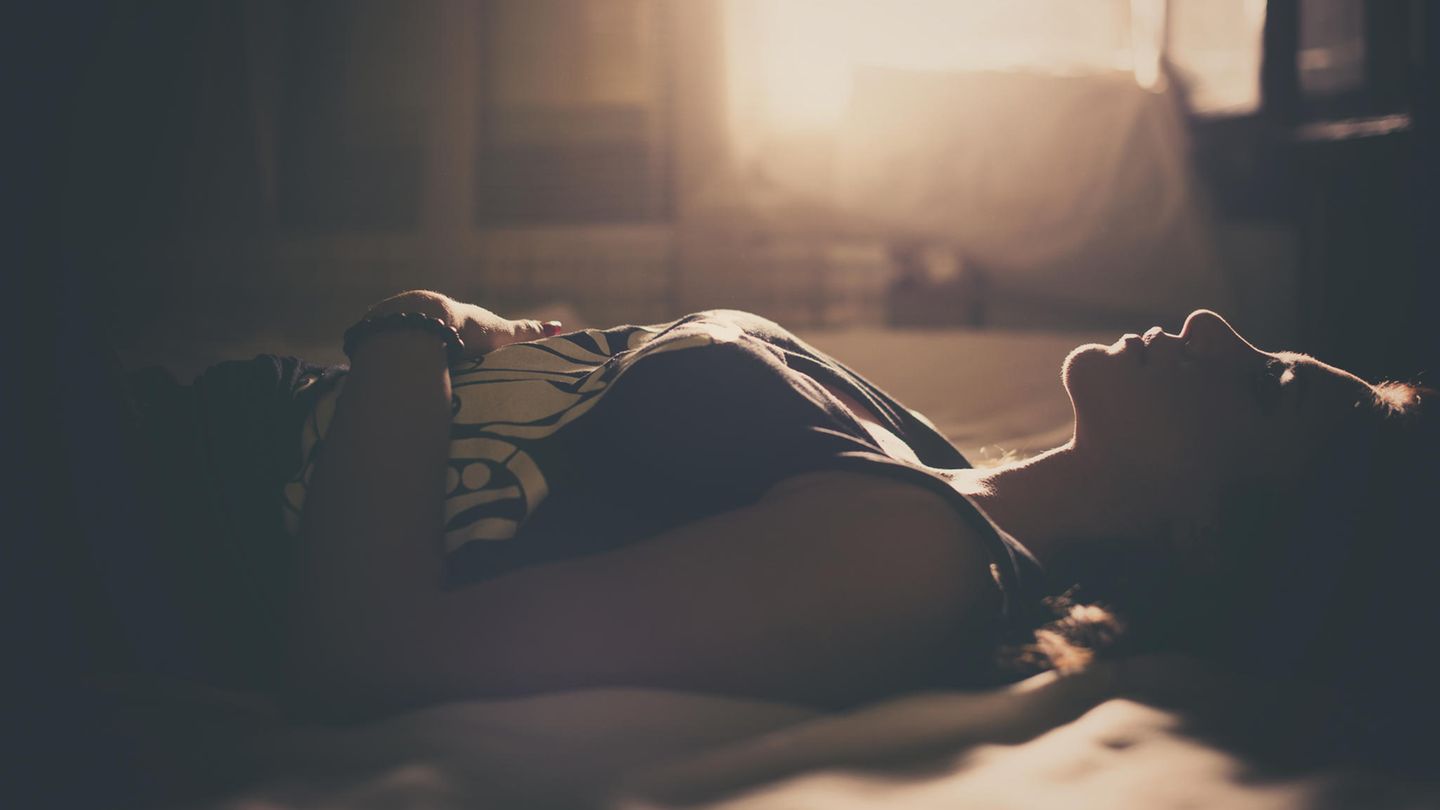 Burn-out - Frau liegt auf dem Bett