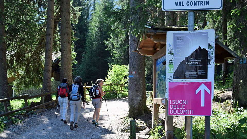 Ausgangspunkt des Schotterwegs zur Contrin-Hütte: Alba di Canazei auf 1517 Metern.