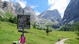 Oberhalb der Hütte weist ein Schild zum Veranstaltungsort. Das Festival Sounds of the Dolomites, das Besucher in entlegene Alpentäler lockt, findet 2018 bereits zum 24. Mal statt.