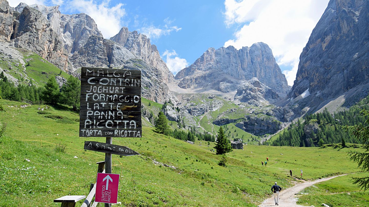 Oberhalb der Hütte weist ein Schild zum Veranstaltungsort. Das Festival Sounds of the Dolomites, das Besucher in entlegene Alpentäler lockt, findet 2018 bereits zum 24. Mal statt.