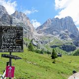 Oberhalb der Hütte weist ein Schild zum Veranstaltungsort. Das Festival Sounds of the Dolomites, das Besucher in entlegene Alpentäler lockt, findet 2018 bereits zum 24. Mal statt.