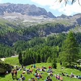 Avi Avital sitzt unter der Lärche mit seiner Mandoline und zwei Lautsprechern mitten in der Natur. Dieses entspannte Hörerlebnis in der Trentiner Bergwelt stellt das Gegenteil von dem musikalischen Massen-Events à la Sölden, Ischgl oder auf dem Jungfraujoch dar.