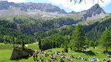 Avi Avital sitzt unter der Lärche mit seiner Mandoline und zwei Lautsprechern mitten in der Natur. Dieses entspannte Hörerlebnis in der Trentiner Bergwelt stellt das Gegenteil von dem musikalischen Massen-Events à la Sölden, Ischgl oder auf dem Jungfraujoch dar.