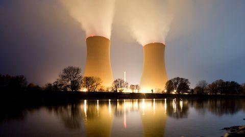 Wasserdampf steigt aus den Kühltürmen vom Kernkraftwerk Grohnde in Niedersachsen auf