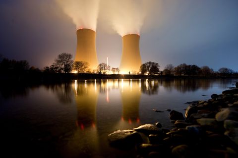 Wasserdampf steigt aus den Kühltürmen vom Kernkraftwerk Grohnde in Niedersachsen auf