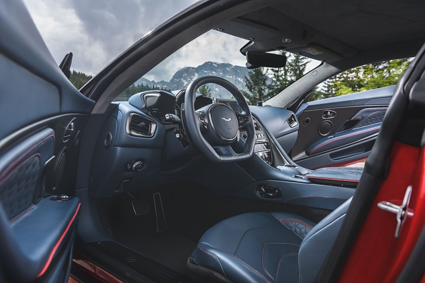 Aston Martin DBS Superleggera - der Innenraum mit Licht und Schatten