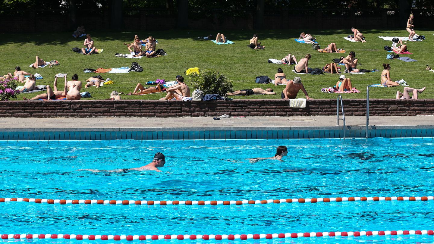 Belästigung zweier Frauen durch Männergruppe: Zu sehen ist eine Schwimmbadszene mit gefüllter Liegewiese