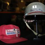 Die Mütze aus dem Film "Forrest Gump" und der Helm von "Der Soldat James Ryan" - beides getragen von Tom Hanks.