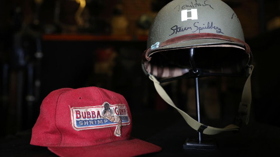 Die Mütze aus dem Film "Forrest Gump" und der Helm von "Der Soldat James Ryan" - beides getragen von Tom Hanks.