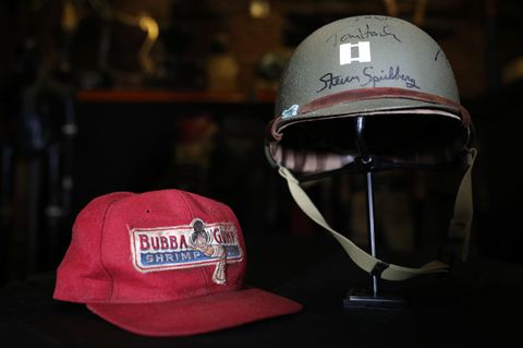 Die Mütze aus dem Film "Forrest Gump" und der Helm von "Der Soldat James Ryan" - beides getragen von Tom Hanks.