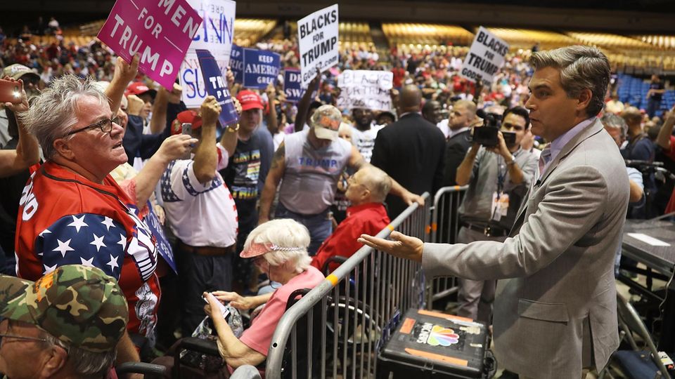 Mittelfinger und "CNN sucks!"-Schreie: Journalist Jim Acosta wird auf Veranstaltung mit Trump beschimpft Mittelfinger und "CNN sucks!"-Schreie: Journalist Jim Acosta wird auf Veranstaltung mit Trump beschimpft