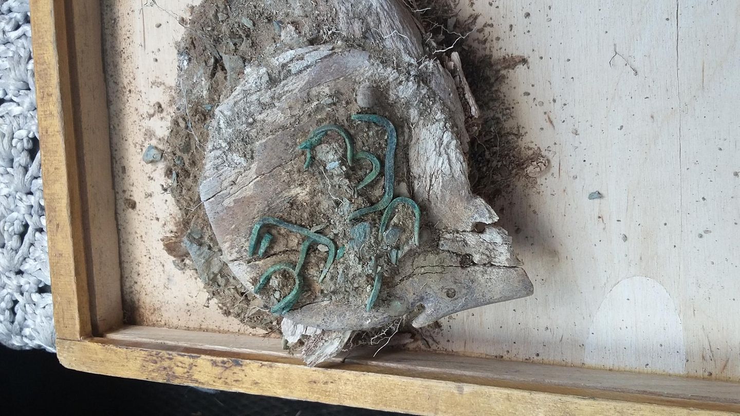 Obwohl das Grab geplündert wurde, sind viele Artefakte erhalten.