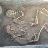 Auch der wertvolle Schmuck der Frau blieb im Grab.