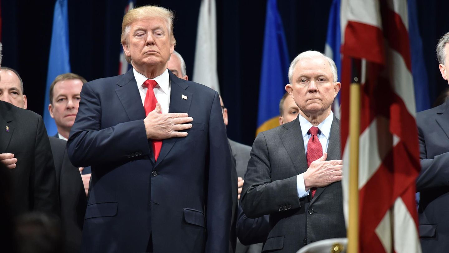 US-Präsident Donald Trump (l.) und Justizminister Jeff Sessions auf der Abschlussfeier der FBI National Academy im Dezember