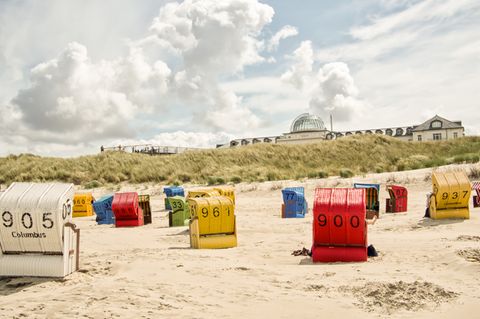 Am Strand der ostfriesischen Insel Juist mit dem Kurhaus im Hintergrund.