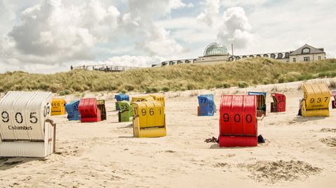 Am Strand der ostfriesischen Insel Juist mit dem Kurhaus im Hintergrund.