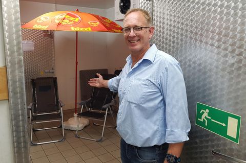 Supermarktchef Lars Koch vor seinem Kühlhaus