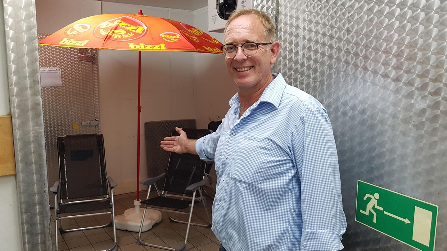 Supermarktchef Lars Koch vor seinem Kühlhaus