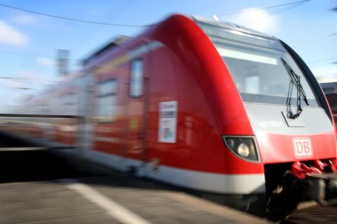 Eine Nahverkehrsbahn am Hauptbahnhof Düsseldorf. Die Tat geschah laut Polizei in der NordWestBahn 75059.