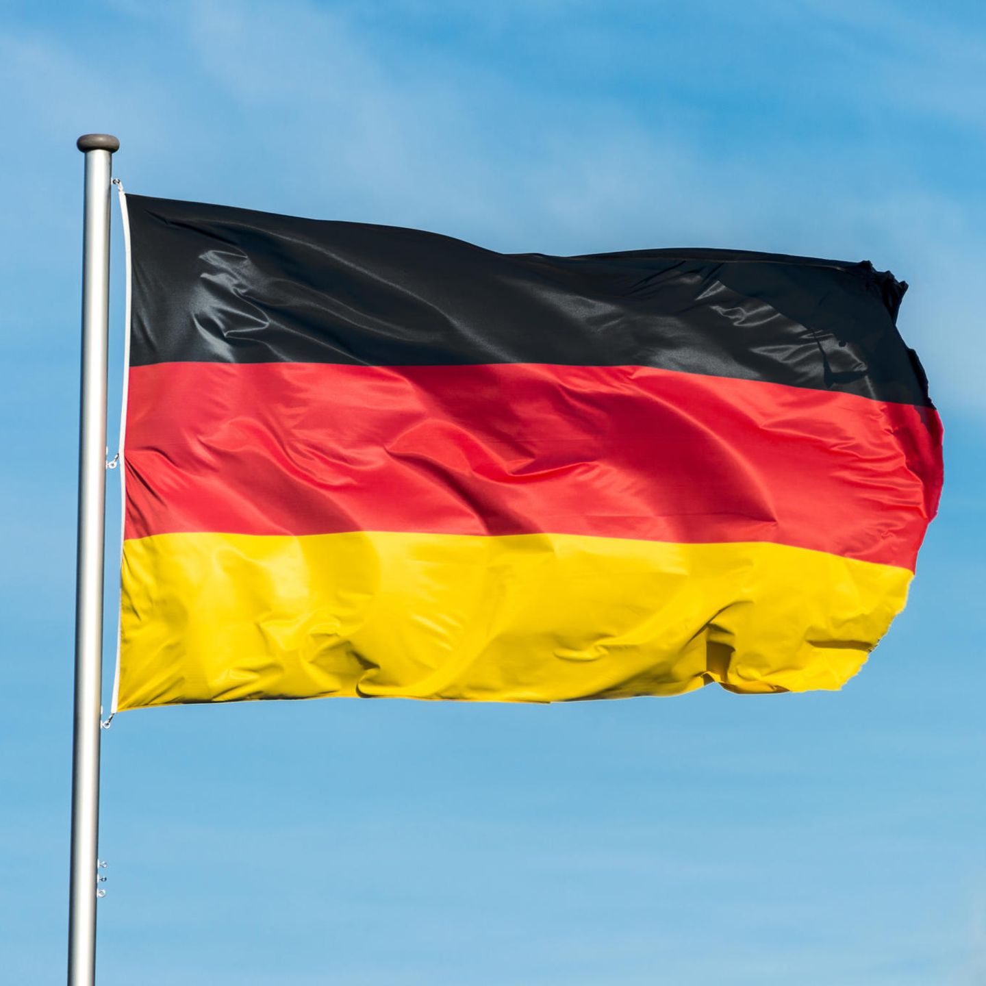 2500 Euro Strafe für das Posten einer abgeschnittenen Deutschlandfahne bei  Facebook