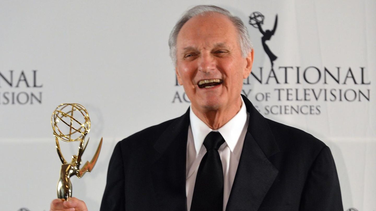 Die Nervenkrankheit Parkinson - daran ist Alan Alda, 82, vor drei Jahren erkrankt. Nun ging er an die Öffentlichkeit.