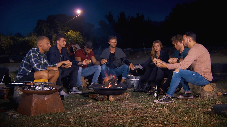 Bachelorette mit ihren Jungs beim Lagerfeuer Bachelorette mit ihren Jungs beim Lagerfeuer