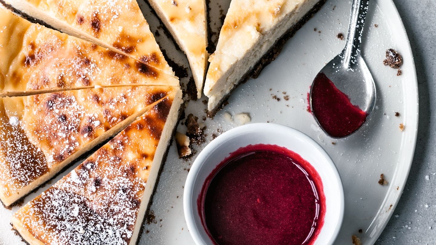 Frischkäse ist die Seele des Cheesecake. Für die Sauce Tiefkühl-Himbeeren durchs Sieb passieren und zuckern.