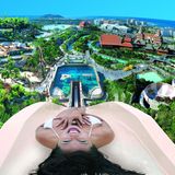 Platz 1: Siam Park, Adeje, Spanien  Bereits zum fünften Mal in Folge hat der Wasserpark auf der Insel Teneriffa den begehrten Travellers‘ Choice Awards gewonnen. Hier können Kanaren-Urlauber in einer palmenreichen Gartenlandschaft mit thailändisch anmutender Architektur actionreiche Abkühlung in Wasserrutschen erleben und anschließend am Strand relaxen.  Infos: www.siampark.net