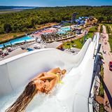 Platz 2: Aquapark Istralandia, Novigrad, Kroatien  Nahe der Küste sorgen in Istrien auf diesem Areal mehrere Rutschen mit einer Gesamtlänge von 1,6 Kilometern Rutschen für viel Spaß - und bei Ungeübten vielleicht auch für Muskelkater.  Infos: www.istralandia.hr
