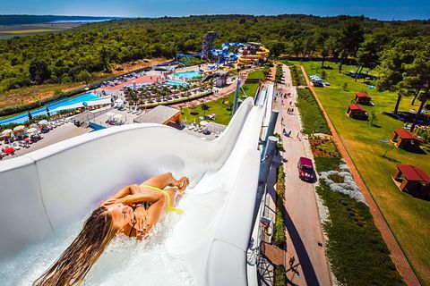 Platz 2: Aquapark Istralandia, Novigrad, Kroatien  Nahe der Küste sorgen in Istrien auf diesem Areal mehrere Rutschen mit einer Gesamtlänge von 1,6 Kilometern Rutschen für viel Spaß - und bei Ungeübten vielleicht auch für Muskelkater.  Infos: www.istralandia.hr