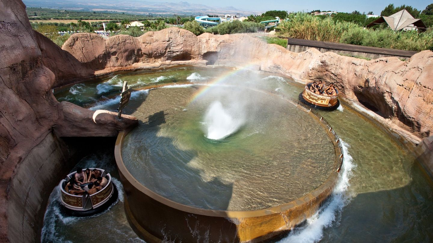 Platz 3: Etnaland, Belpasso, Italien  Sie heißen unter anderem "Wild River", "Twin Twister", "Rio Anaconda" oder "Black Hole": Insgesamt 17 verschiedene, spritzige Fahrgeschäfte sorgen für Spaß sowie ein Wellenbad und Wellness-Zonen für Entspannung.  Infos: www.etnaland.eu
