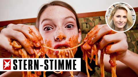 Kind isst Spaghetti mit den Händen