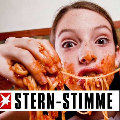 Kind isst Spaghetti mit den Händen