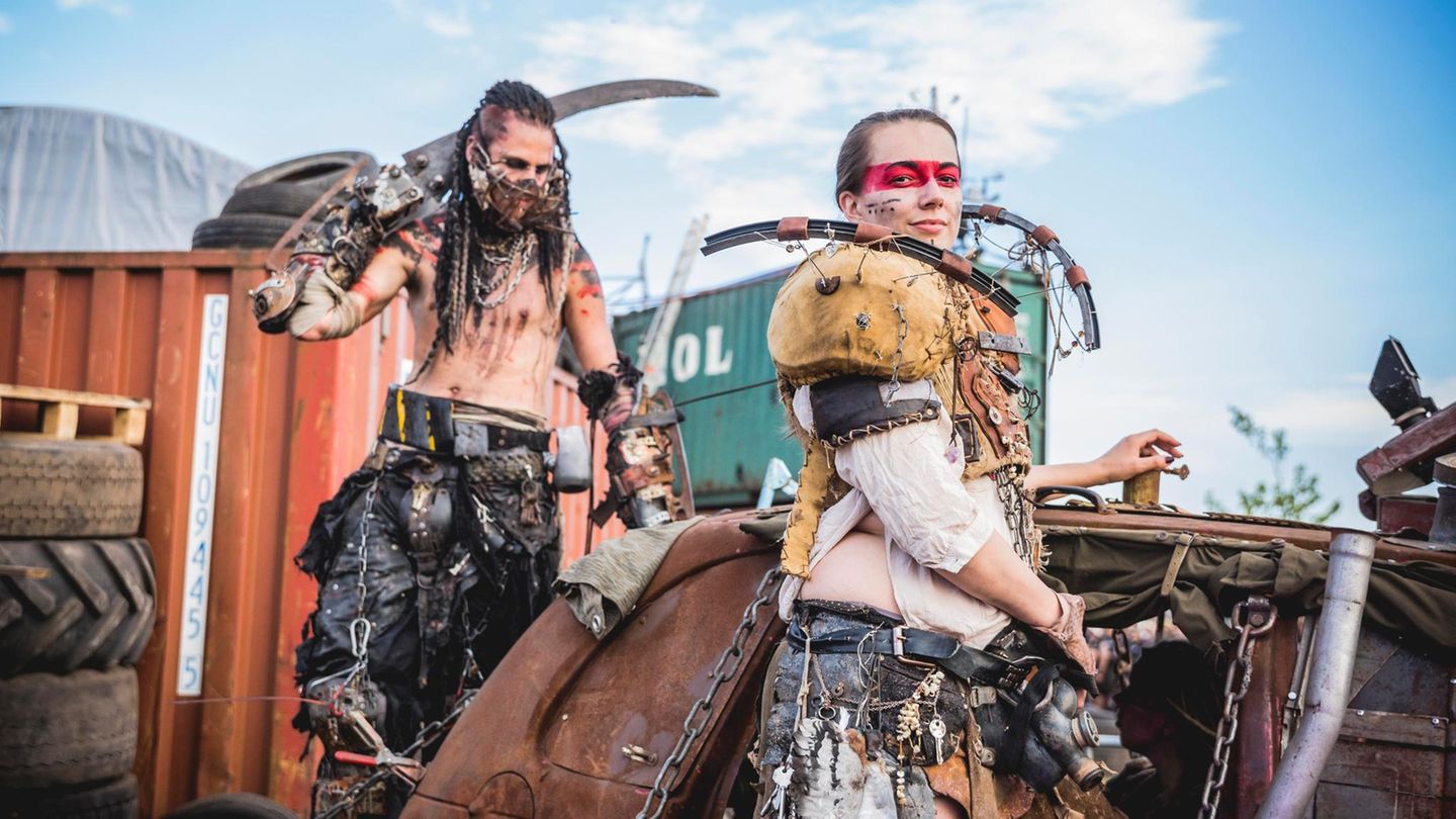 Die Wasteland Warriors aus dem Film "Mad Max" machen aus ihrem Namen Programm: Die Felder auf denen das Wacken Open Air stattfindet sind in diesem Jahr ausgedürrt wie lange nicht mehr.