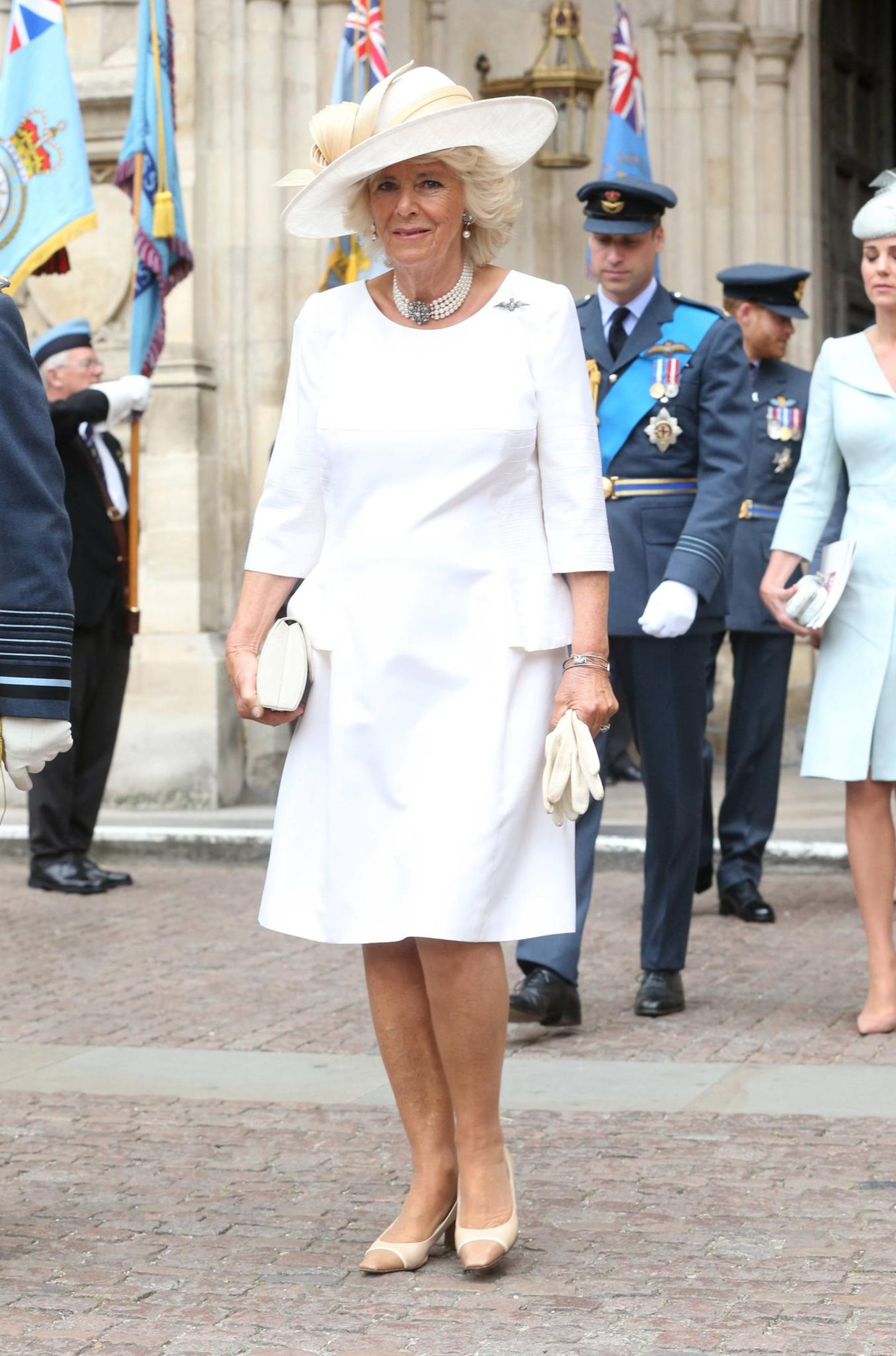 Erstaunlicherweise hat es auch Herzogin Camilla auf die Liste geschafft. Die Frau von Prinz Charles war bisher eigentlich nicht als besonders modeaffin bekannt, doch offenbar konnten ihre Outfits der vergangenen Monate überzeugen. Vor allem die Auswahl ihrer Hüte wurde lobend erwähnt.