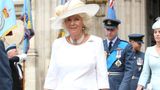 Erstaunlicherweise hat es auch Herzogin Camilla auf die Liste geschafft. Die Frau von Prinz Charles war bisher eigentlich nicht als besonders modeaffin bekannt, doch offenbar konnten ihre Outfits der vergangenen Monate überzeugen. Vor allem die Auswahl ihrer Hüte wurde lobend erwähnt.