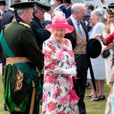 Mit ihren farbenfrohen Outfits spielt sie seit Jahrzehnten in einer eigenen Liga: Queen Elizabeth II. gehört auch mit 92 Jahren zu den stilsichersten Frauen Großbritanniens. Besonders gelobt werden ihre Vorliebe für Blumenmotive.