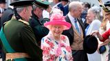Mit ihren farbenfrohen Outfits spielt sie seit Jahrzehnten in einer eigenen Liga: Queen Elizabeth II. gehört auch mit 92 Jahren zu den stilsichersten Frauen Großbritanniens. Besonders gelobt werden ihre Vorliebe für Blumenmotive.