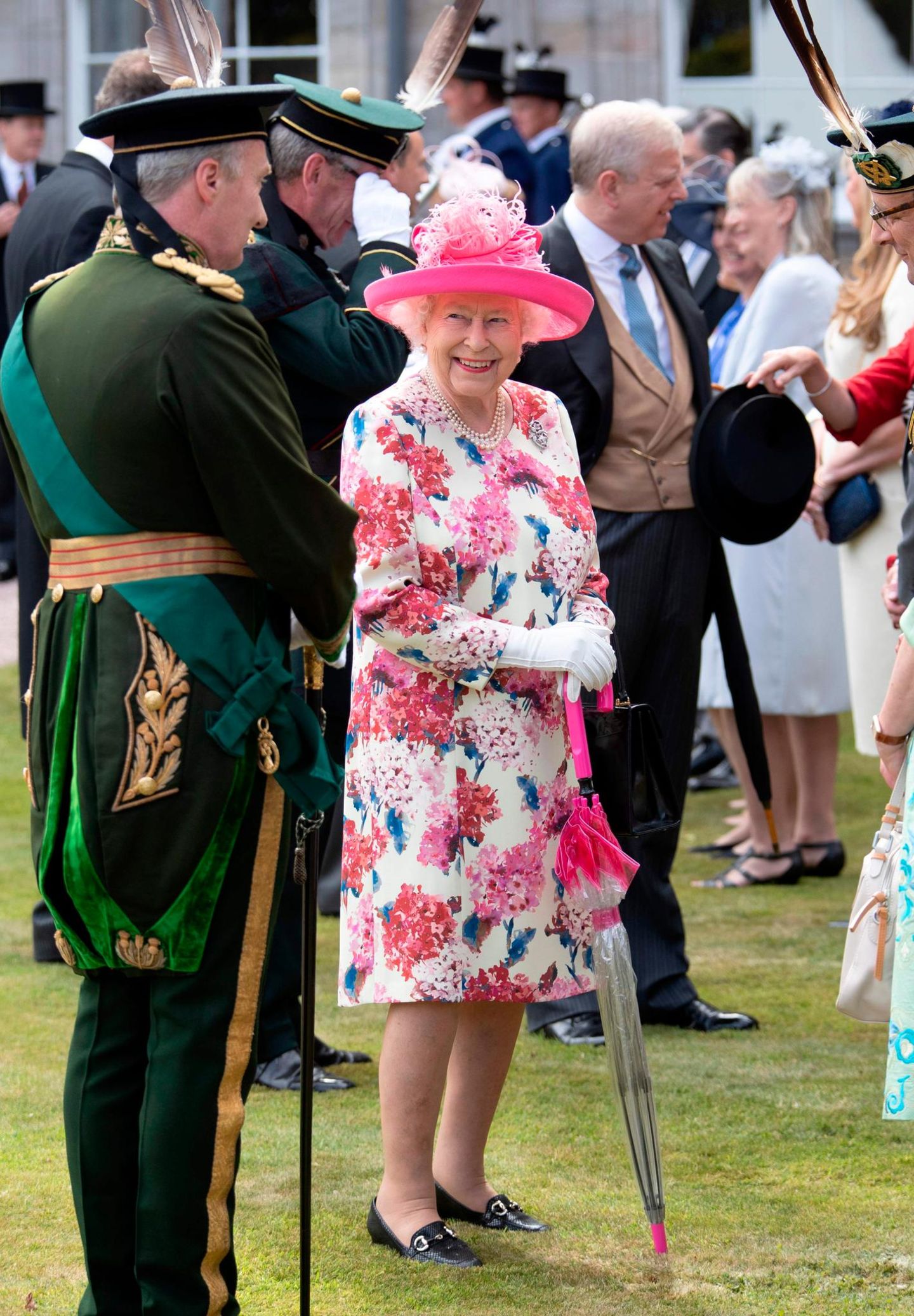 Mit ihren farbenfrohen Outfits spielt sie seit Jahrzehnten in einer eigenen Liga: Queen Elizabeth II. gehört auch mit 92 Jahren zu den stilsichersten Frauen Großbritanniens. Besonders gelobt werden ihre Vorliebe für Blumenmotive.