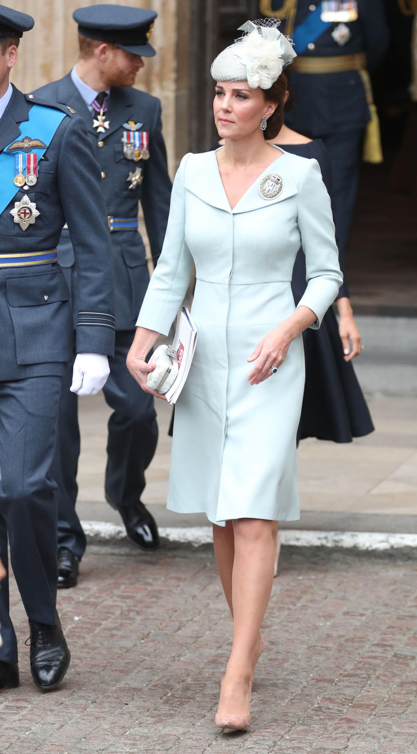 "Best Dressed"-Liste: Auch Herzogin Catherine, die Frau von Prinz William, gehört laut "Tatler" zu den bestgekleideten Frauen des Jahres 2018. Die 36-Jährige wurde allerdings nicht nur für ihre Stilsicherheit gelobt, sondern dafür, dass sie sparsam ist und ihre Outfits mehrfach trägt oder günstig shoppt. Auch Herzogin Catherine, die Frau von Prinz William, gehört laut "Tatler" zu den bestgekleideten Frauen des Jahres 2018. Die 36-Jährige wurde allerdings nicht nur für ihre Stilsicherheit gelobt, sondern dafür, dass sie sparsam ist und ihre Outfits mehrfach trägt oder günstig shoppt.