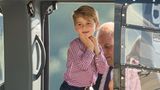 Eine echte Überraschung ist die Nominierung von Prinz George. Der fünfjährige Sohn von Prinz William und Herzogin Kate verzückt die Briten regelmäßig mit seinen Outfits. Bei öffentlichen Outfits trägt der Knirps meist Hemd und kurze Hosen. Sein Stil erinnere an Christopher Robin, den kindlichen Helden des Buches "Pu der Bär", so der "Tatler".