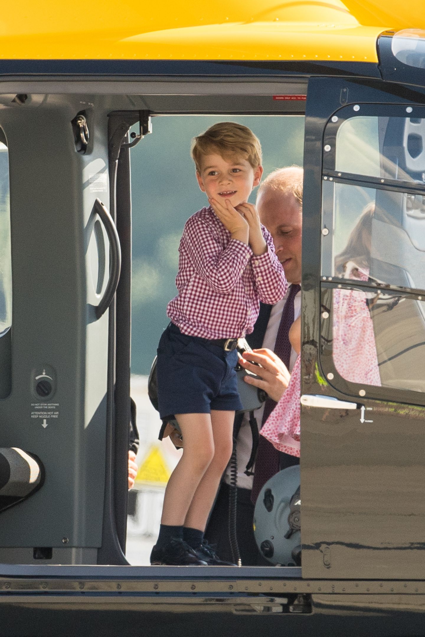 Eine echte Überraschung ist die Nominierung von Prinz George. Der fünfjährige Sohn von Prinz William und Herzogin Kate verzückt die Briten regelmäßig mit seinen Outfits. Bei öffentlichen Outfits trägt der Knirps meist Hemd und kurze Hosen. Sein Stil erinnere an Christopher Robin, den kindlichen Helden des Buches "Pu der Bär", so der "Tatler".