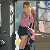 Eine echte Überraschung ist die Nominierung von Prinz George. Der fünfjährige Sohn von Prinz William und Herzogin Kate verzückt die Briten regelmäßig mit seinen Outfits. Bei öffentlichen Outfits trägt der Knirps meist Hemd und kurze Hosen. Sein Stil erinnere an Christopher Robin, den kindlichen Helden des Buches "Pu der Bär", so der "Tatler".